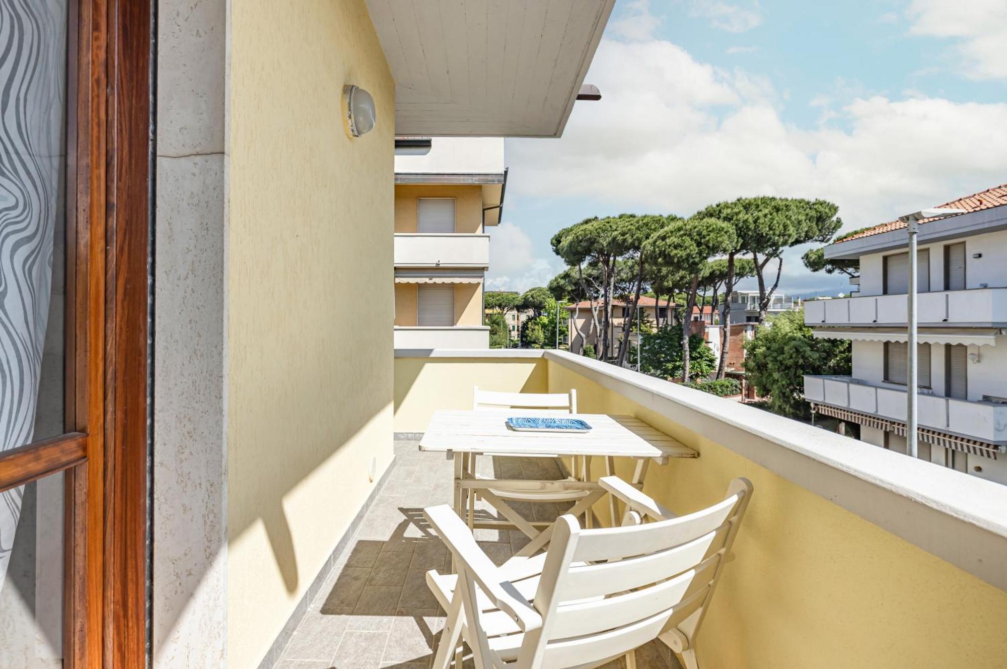 Comfy Apartment With Private Parking Near The Beach! Viareggio Eksteriør bilde