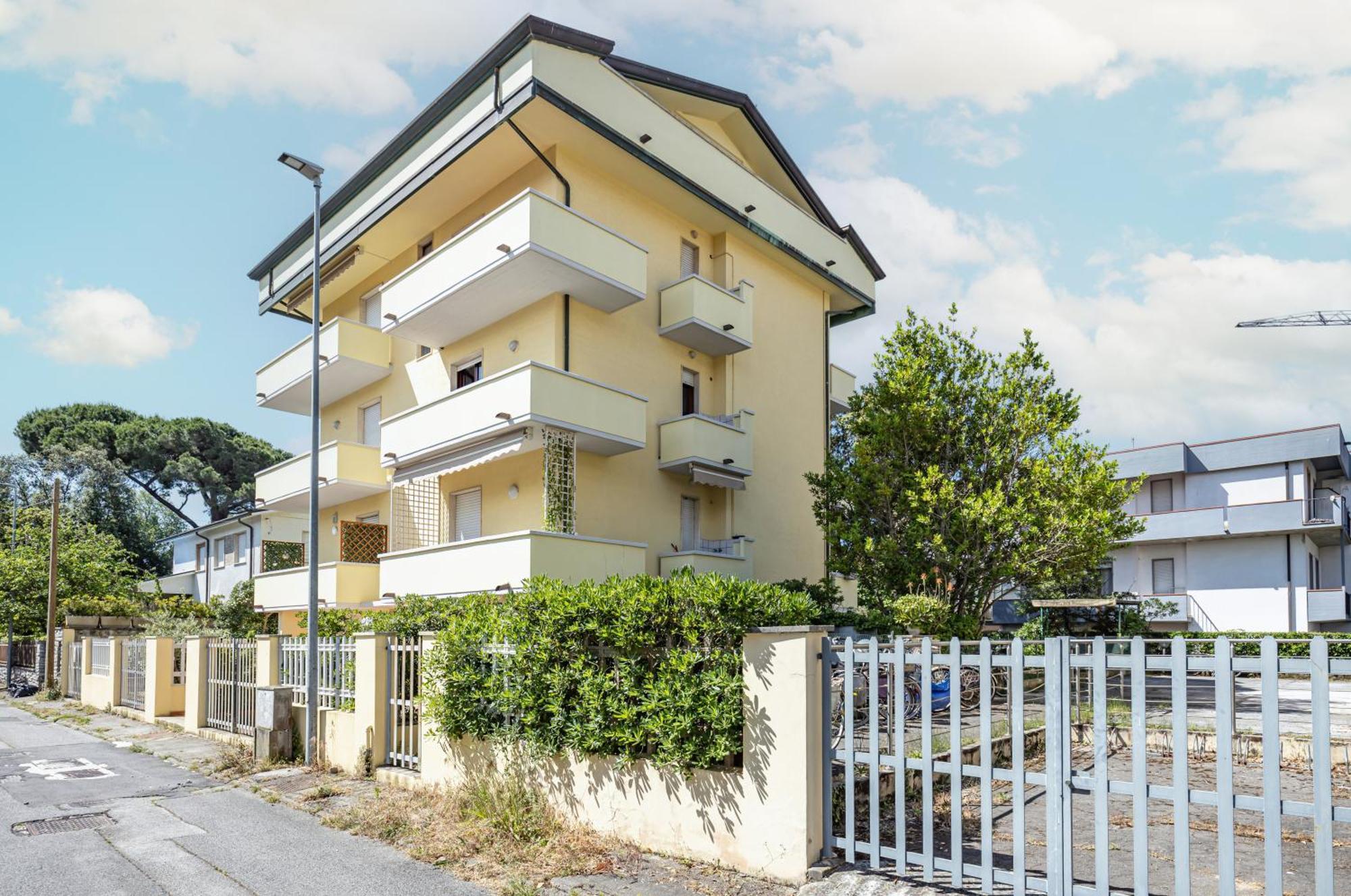 Comfy Apartment With Private Parking Near The Beach! Viareggio Eksteriør bilde